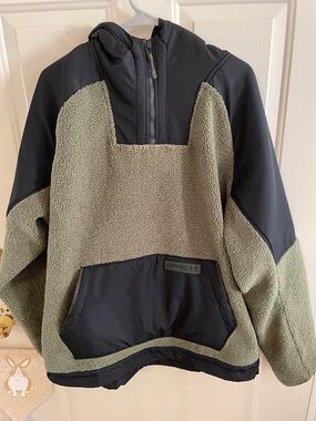 Men’s Under Armour loose fit pullover